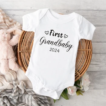 Първото внуче, което пристига 2024 Съобщение за бебе Новородени бебешки бодита смешно момче момиче гащеризон подарък за нови баби и дядовци