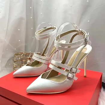 Сатенени заострени обувки Бяла катарама стилет Луксозни дизайнерски обувки Елегантни и модерни сватбени обувки Плитки сандали Помпи за